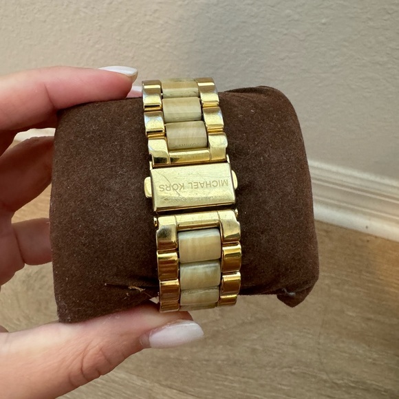 Michael Kors gold watch - Picture 2 of 4